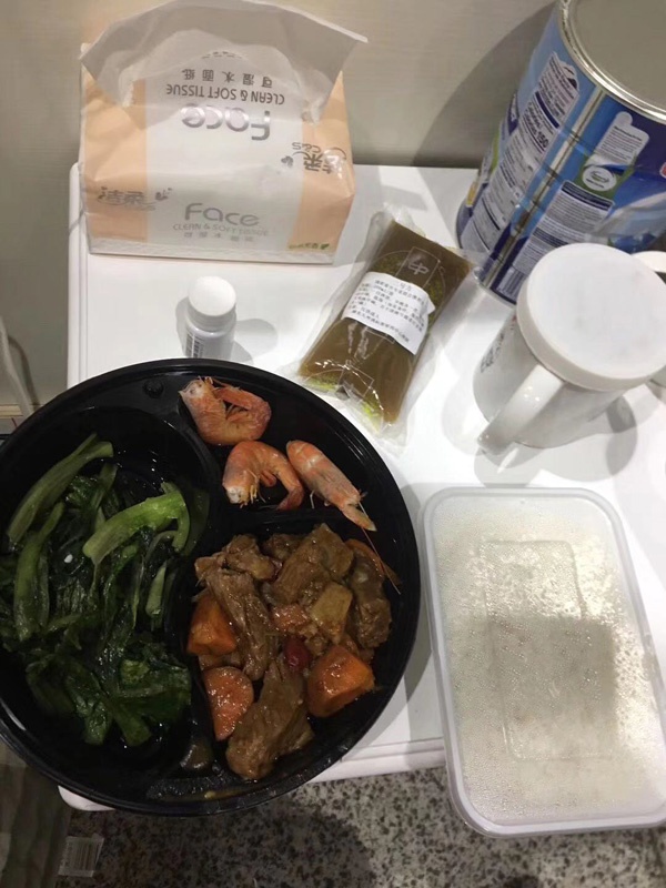 方艙醫(yī)院里的餐食有肉有蝦