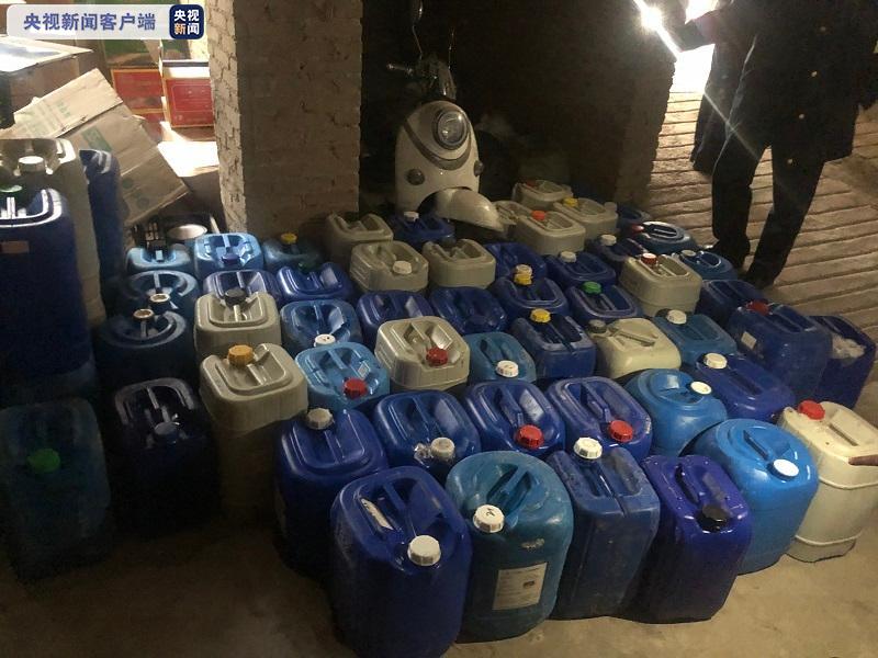 △警方在嫌疑人万某公司中查获的三无消毒水