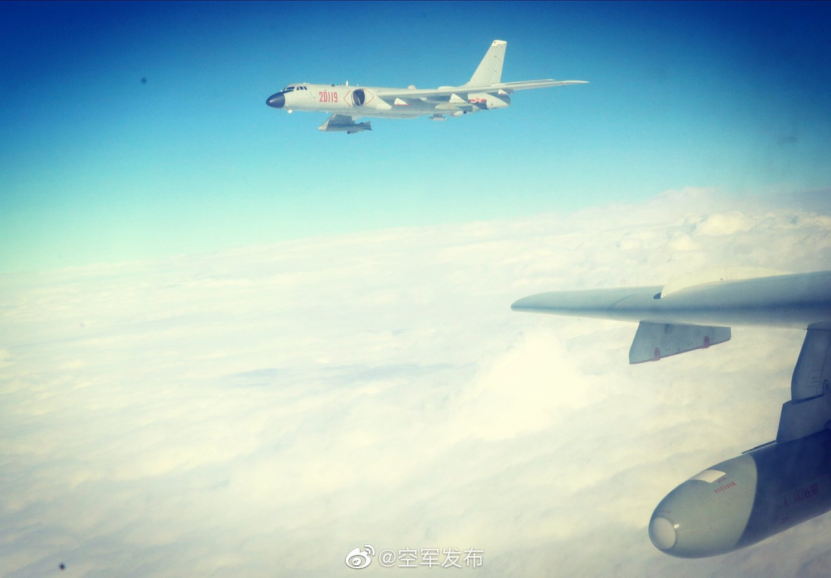轰-6K携带导弹飞行。图片来源：@空军发布