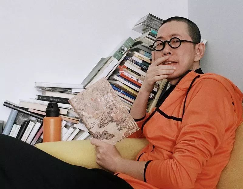 作家,电影编导,策划人唐棣在读《中国绘画的深意》.no.