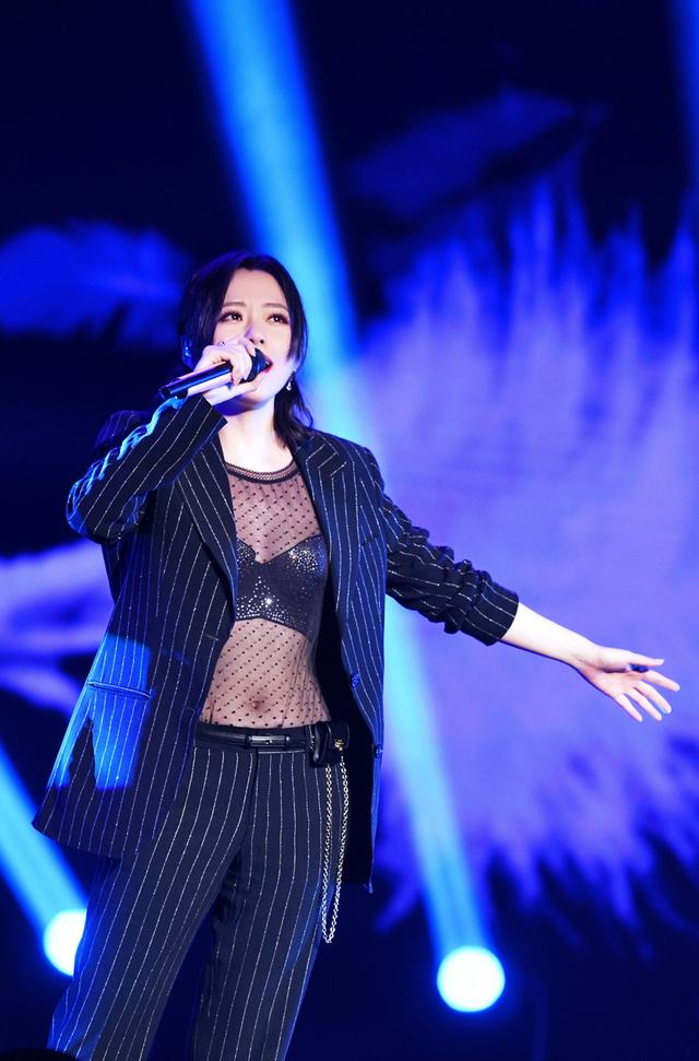 张靓颖可真奔放,穿西装不系一颗扣子,直接露出透视内衣太抢风头