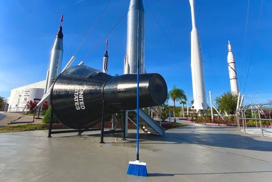 "立扫把挑战"引爆全球社交媒体 nasa:物理小把戏而已