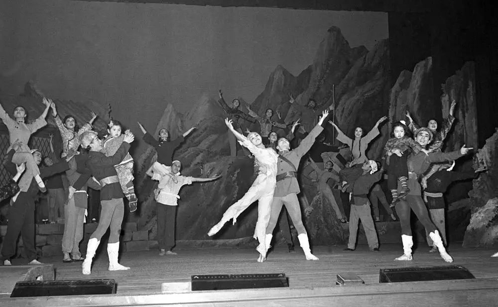 日本松山芭蕾舞团1958年3月12日在北京表演《白毛女》,“喜儿”由松山树子饰演。新华社发