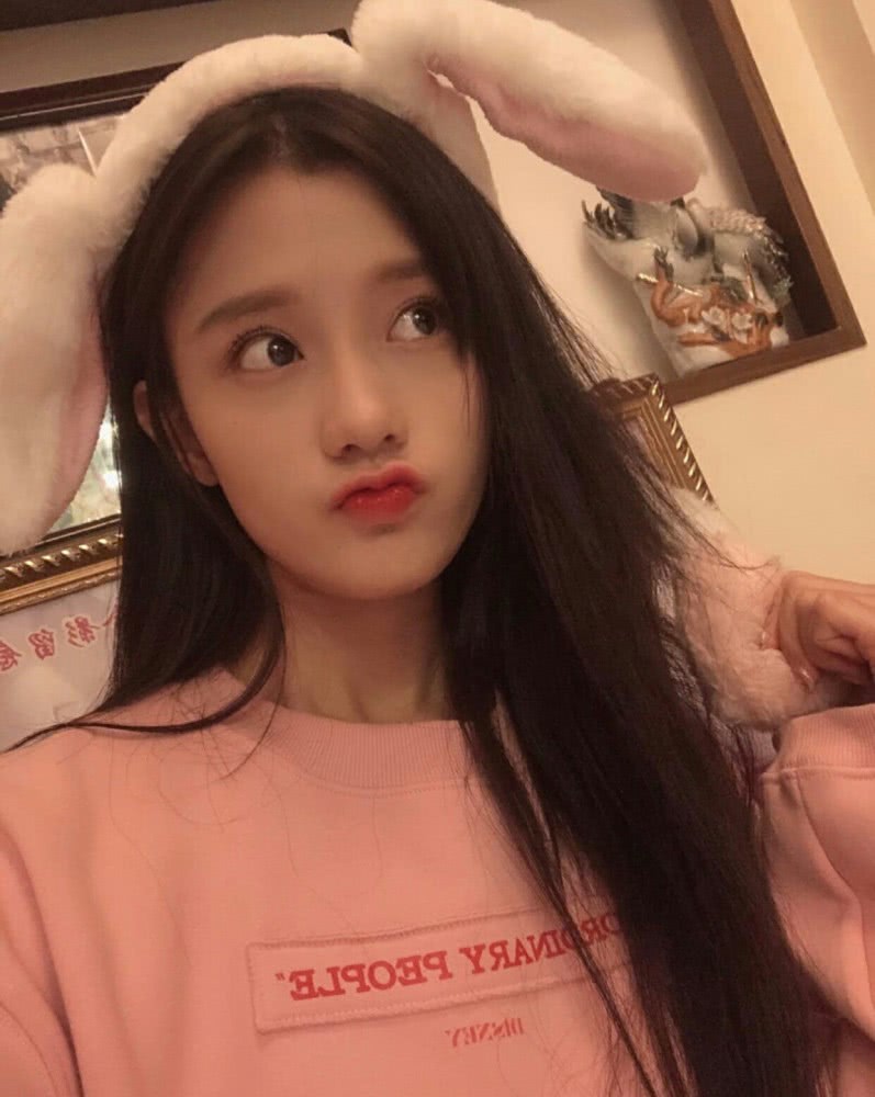 俏皮可爱,将长发随意披在肩上,露出灿烂的笑容,显出甜美可爱的长相