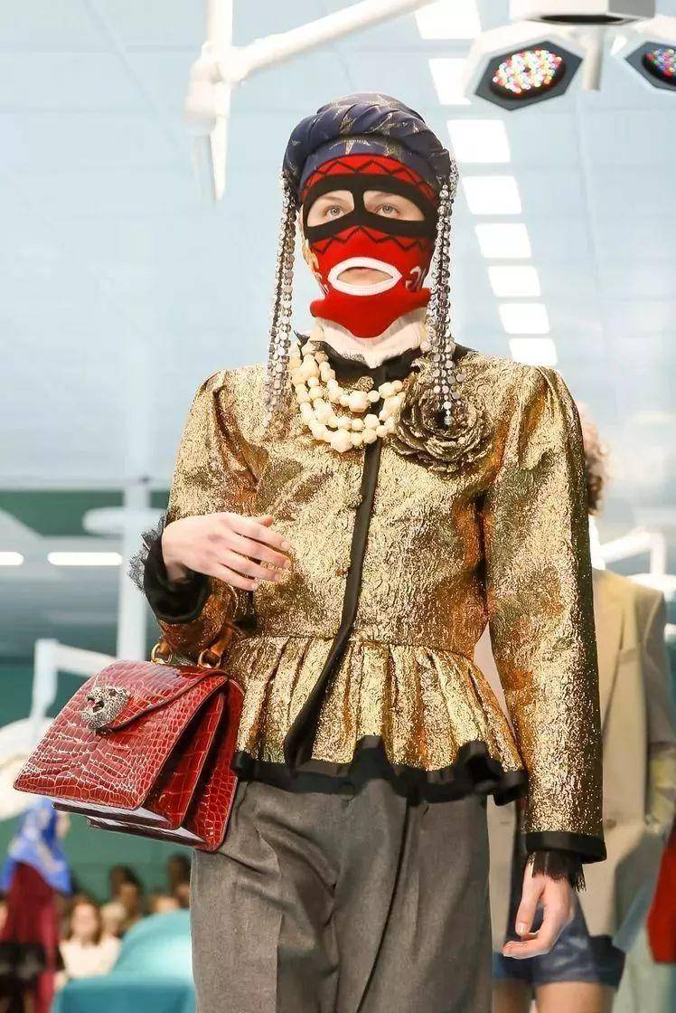 gucci 2018 秋冬系列的"手术室秀场"里的脸基尼,更有一种大胆做自己的
