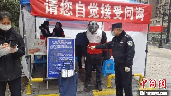 杭州拱墅公安民警在参与社区防疫工作。(资料图) 杭州警方 供图