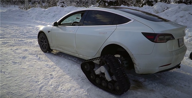 征服雪地!特斯拉model 3车主在车后轮安装履带增强防滑力