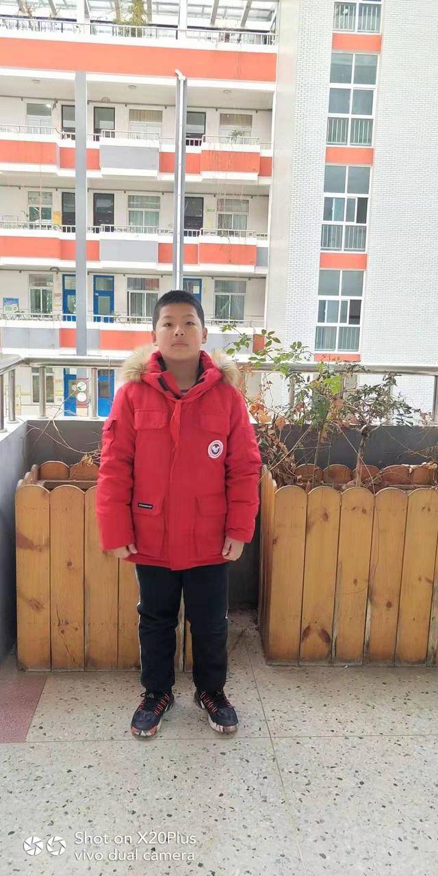 少年志童心战疫为节省隔离服妈妈连续9小时不吃不喝