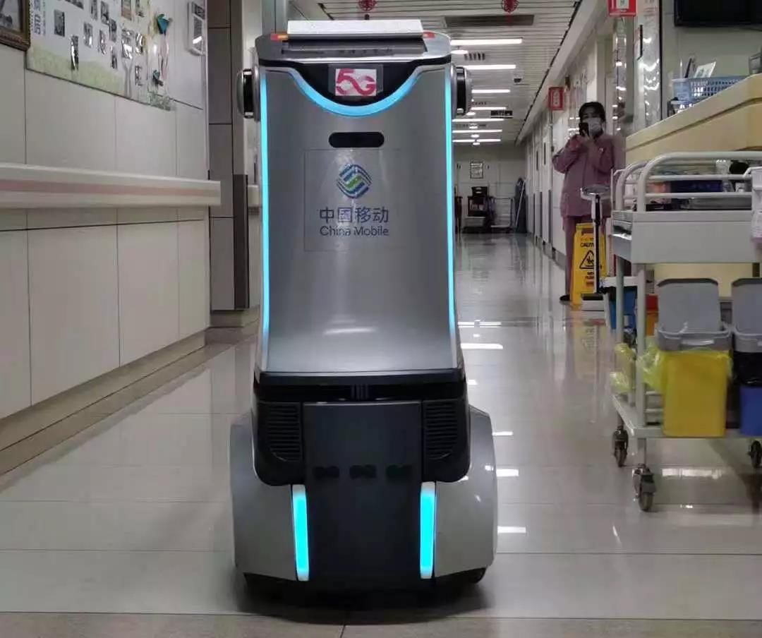 科技战疫智能防疫机器人ai测温系统机器人配送各路神器显身手