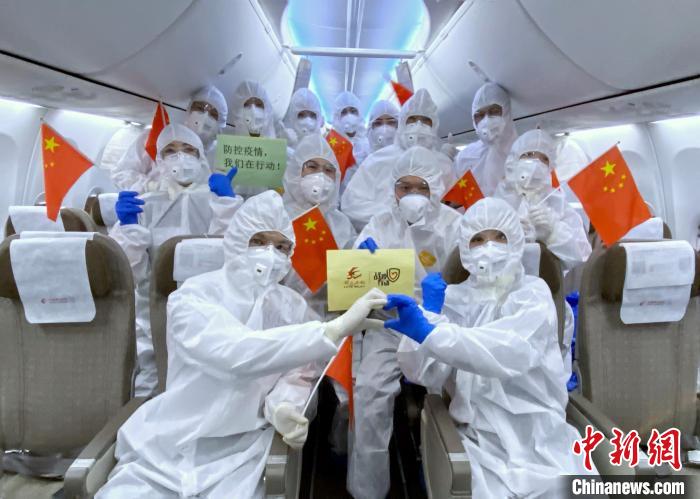 东航海外包机机组:穿着防护服12小时不吃不喝