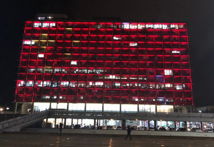 特拉维夫市政厅大楼亮起“中国红”（图：推特）