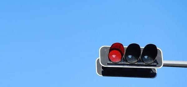 印度硬核交通信号灯上线:只要听到车喇叭就不变绿