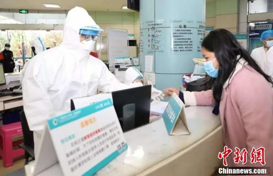 醫護人員穿戴防護裝備堅守臨床一線。