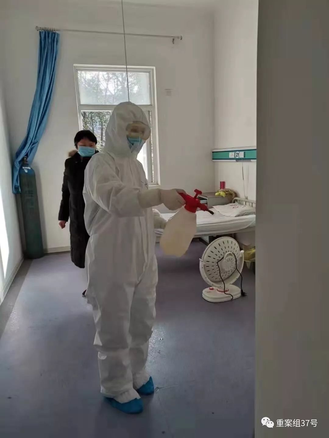 ▲米婷在喷洒消毒水。受访者供图