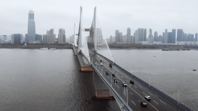 病毒在为城市涂抹黑云，而城里的人想拼命为它洗刷，他们去拍了火神山，他们去接送医生，他们给医生送饭、送物资，他们想做力所能及的事。