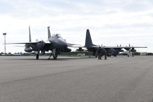 资料图片：美空军F-15E战机演练在野战环境下加油。（美空军官网）