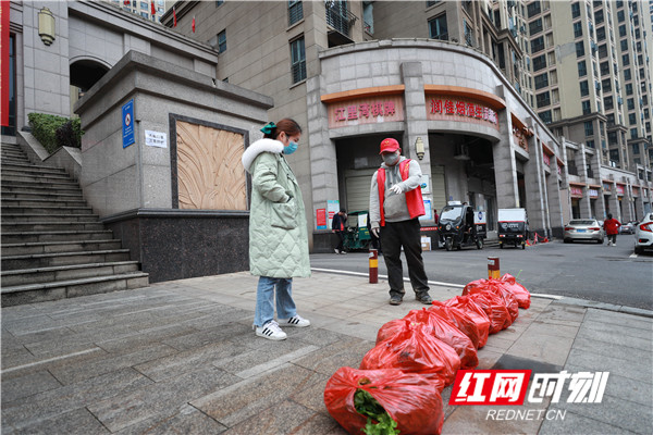 手机下单本地新鲜蔬菜配送到家 创新购物模式保市民“菜篮子”