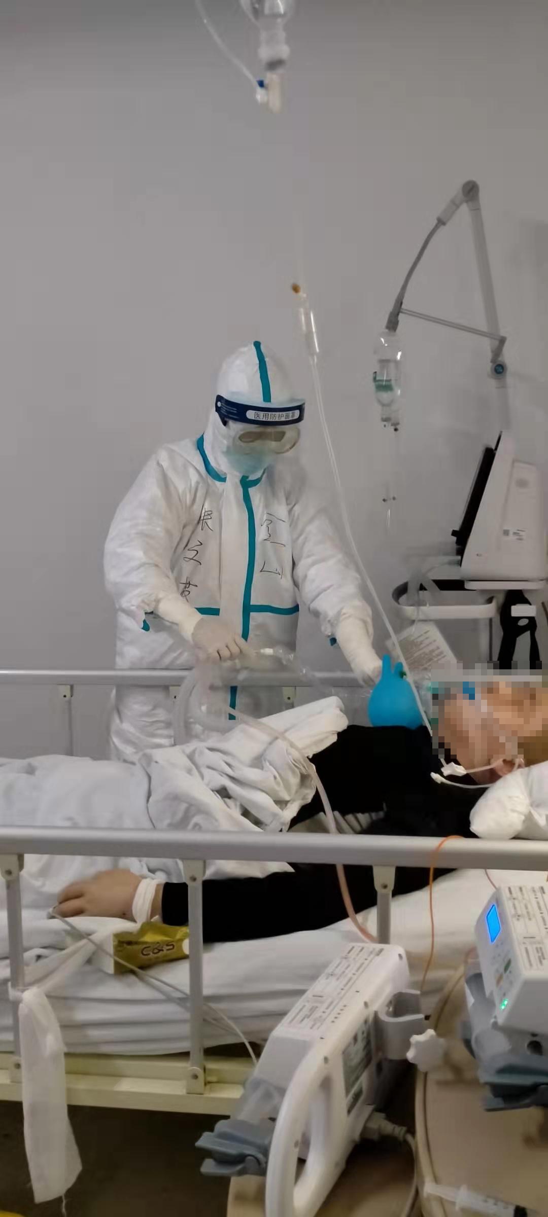 重症病房4人均为呼吸机辅助呼吸,其中一个大叔是气管插管患者,52岁