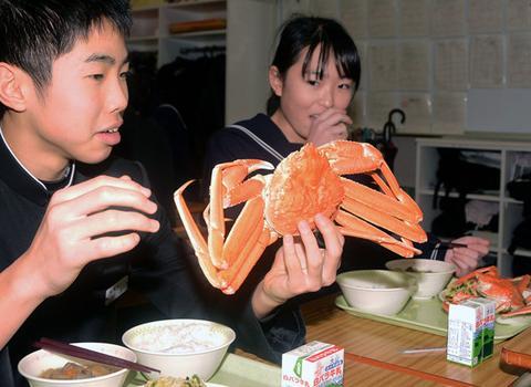 日本一中学的豪华营养午餐(产经信休)