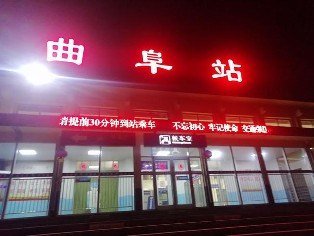 "张文文镇定地安慰道,"我们先去进站口登记一下信息.