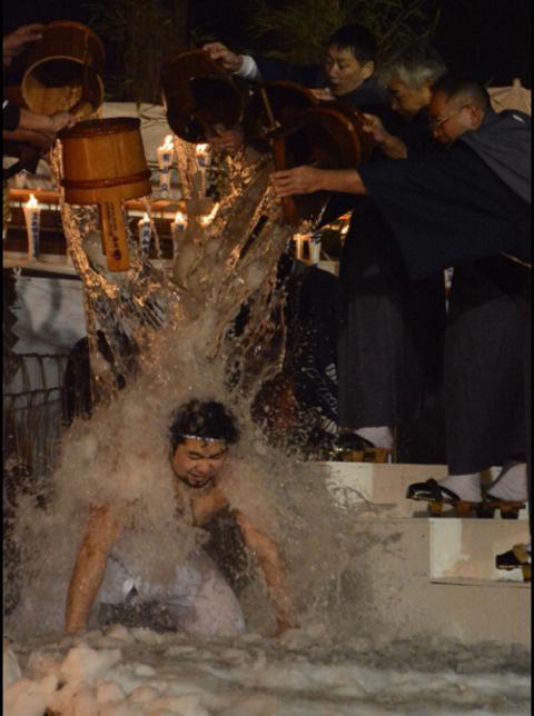 日本新婚男子集体跪雪地被泼冷水 日媒:有独特寓意