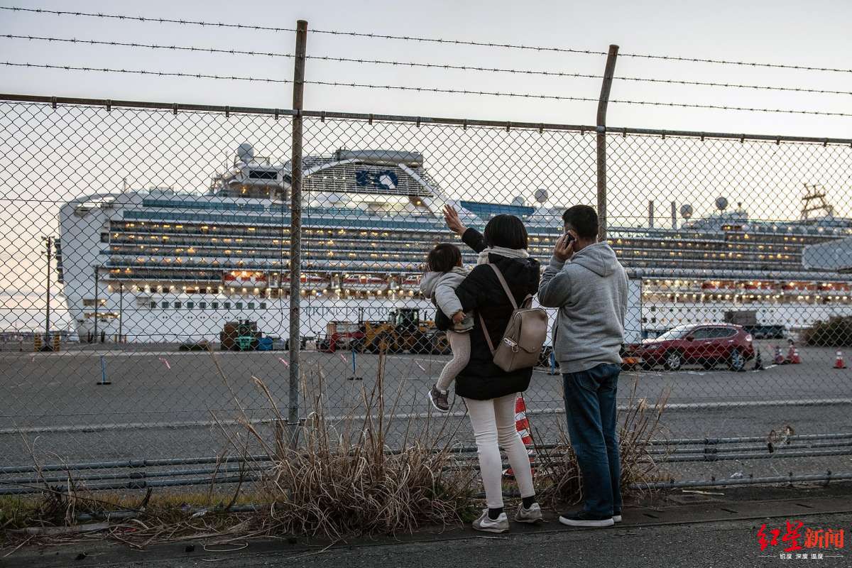 人们向停靠的“钻石公主”号邮轮挥手 图据《旧金山纪事报》