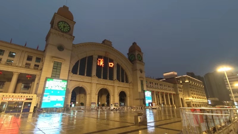 至今,作为"风暴中心"的武汉,仍在经受着严峻考验.