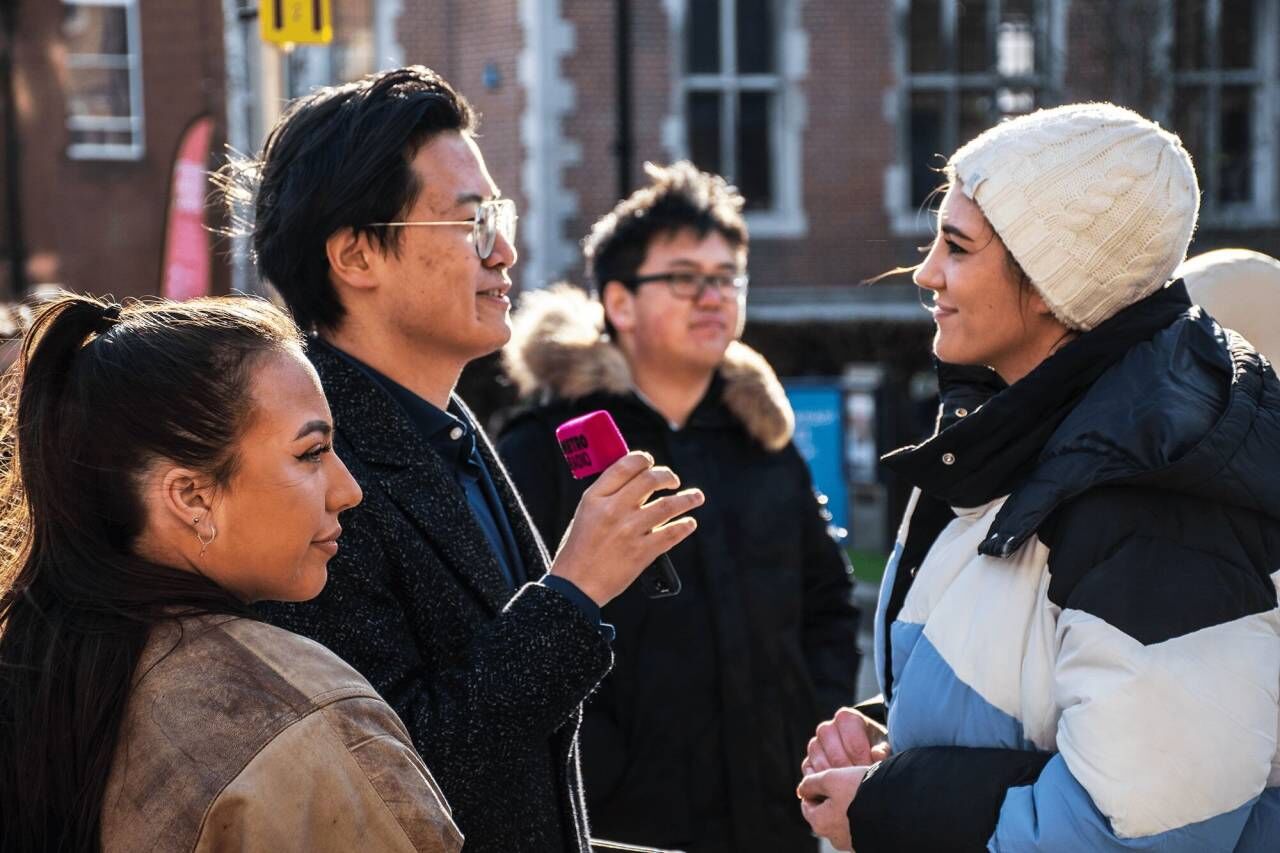 （2月11日，英国纽卡斯尔大学内，部分学生举行反种族歧视集会。图源：纽卡斯尔大学学生会）
