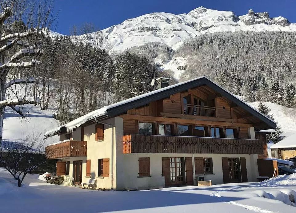 致3国11人感染 英国跨国“超级传播者”现真身