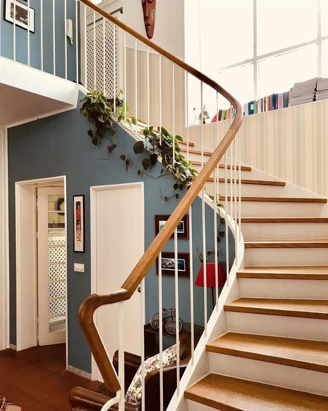 第九款:现代工业风直梯设计,楼梯步选择原木色与金属搭配,扶择选择