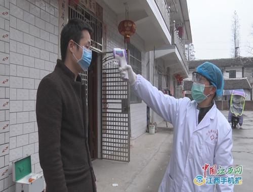 南城县徐家镇:贫困户感党恩 为疫情防控反哺献爱心(图)