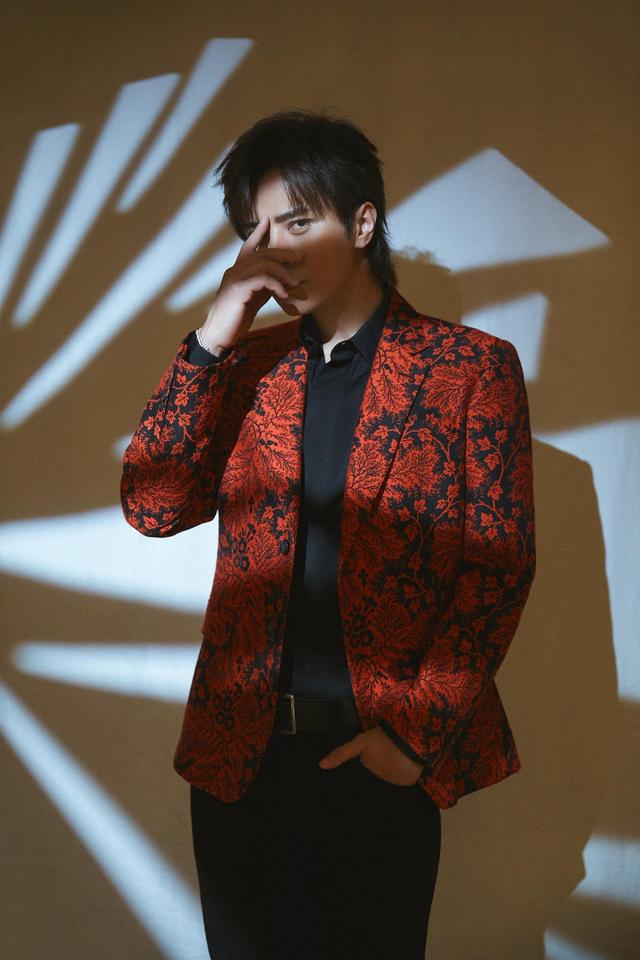 罗志祥身着红色暗花刺绣西服 优雅又帅气