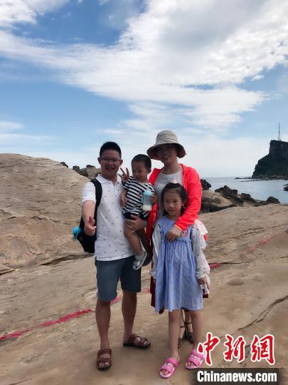 2019年暑假，陈盼一家在外游玩合影。　钟欣　摄