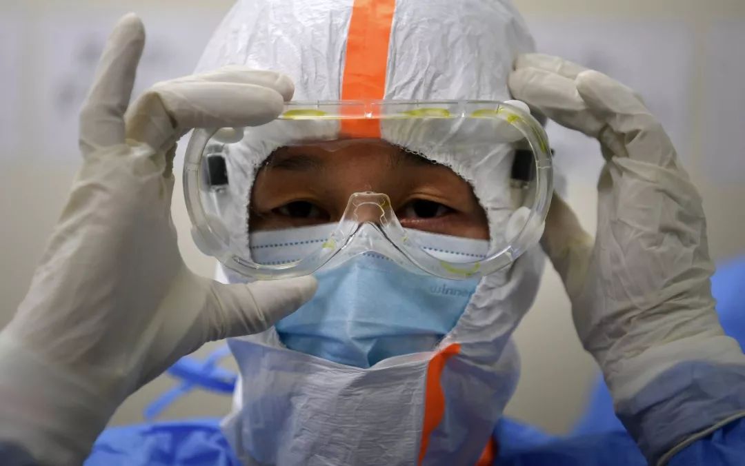 武汉协和医院（西院），湘雅医院感染病科医生在戴护目镜。经济日报记者高兴贵摄