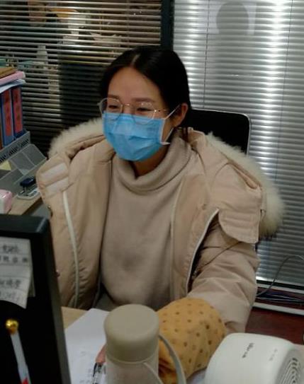 深夜11点,何晓雪仍在办公室统计防疫所需的酒精,额温枪等物资 南街