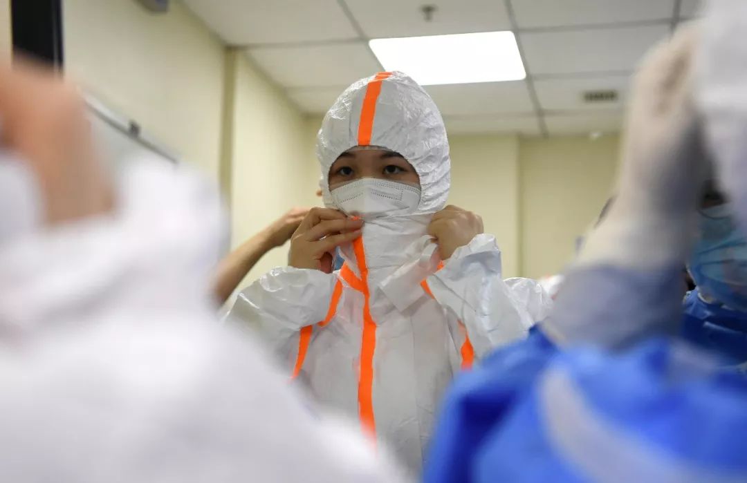 武汉协和医院（西院），湘雅医院的护士正在穿防护衣。经济日报记者高兴贵摄