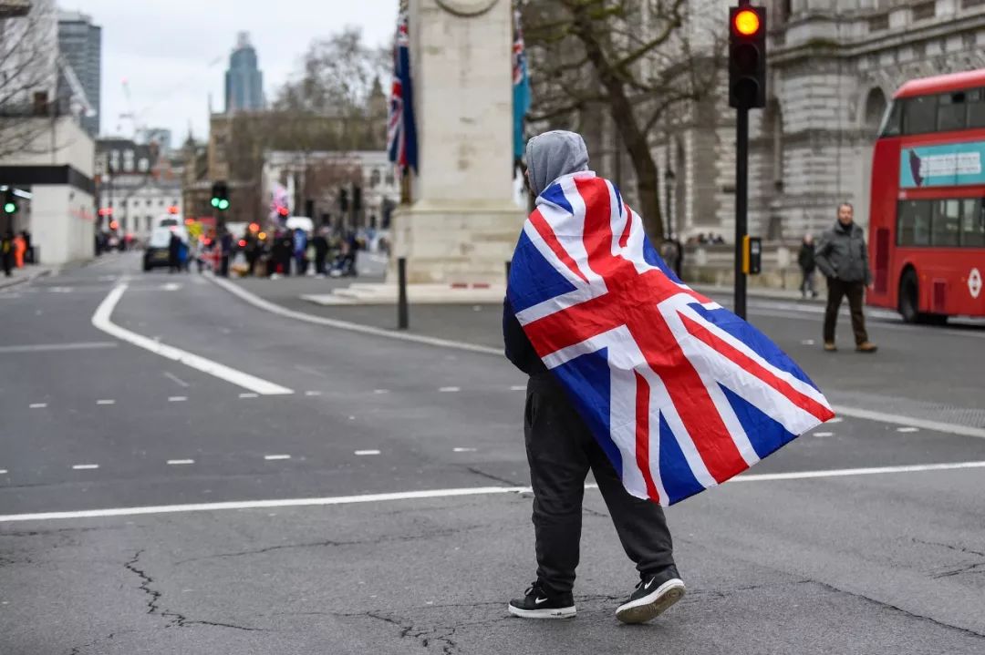 1月31日，在英国伦敦，一位“脱欧”支持者走在街头。当天，英国正式脱离欧盟。新华社发（史蒂芬·程摄）