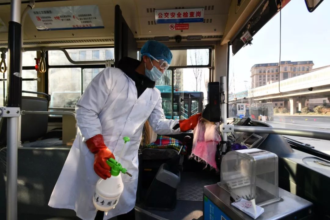  ▲2月3日，济南公交集团南部公司三队西八公交车场工作人员在对营运车辆车厢进行消毒。（新华社）