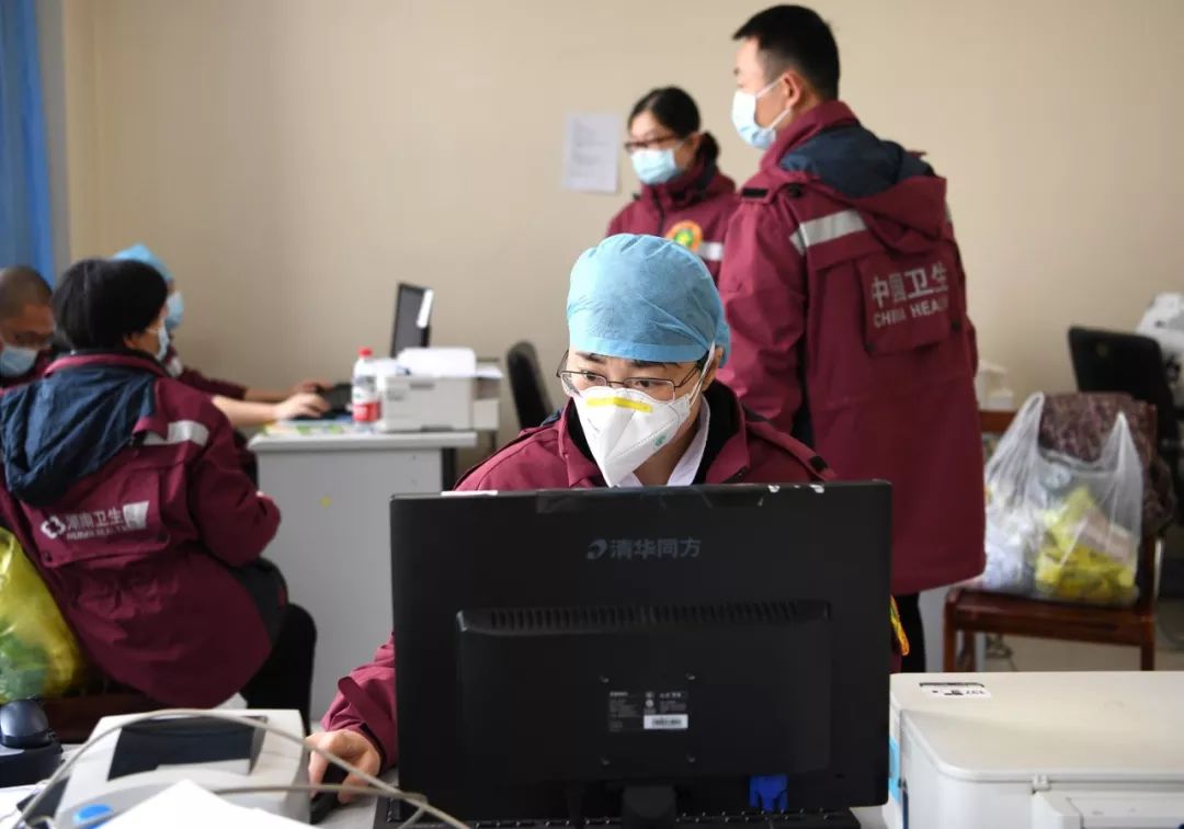 武汉协和医院（西院），湖南湘雅医院的医生们正在工作。经济日报记者高兴贵摄