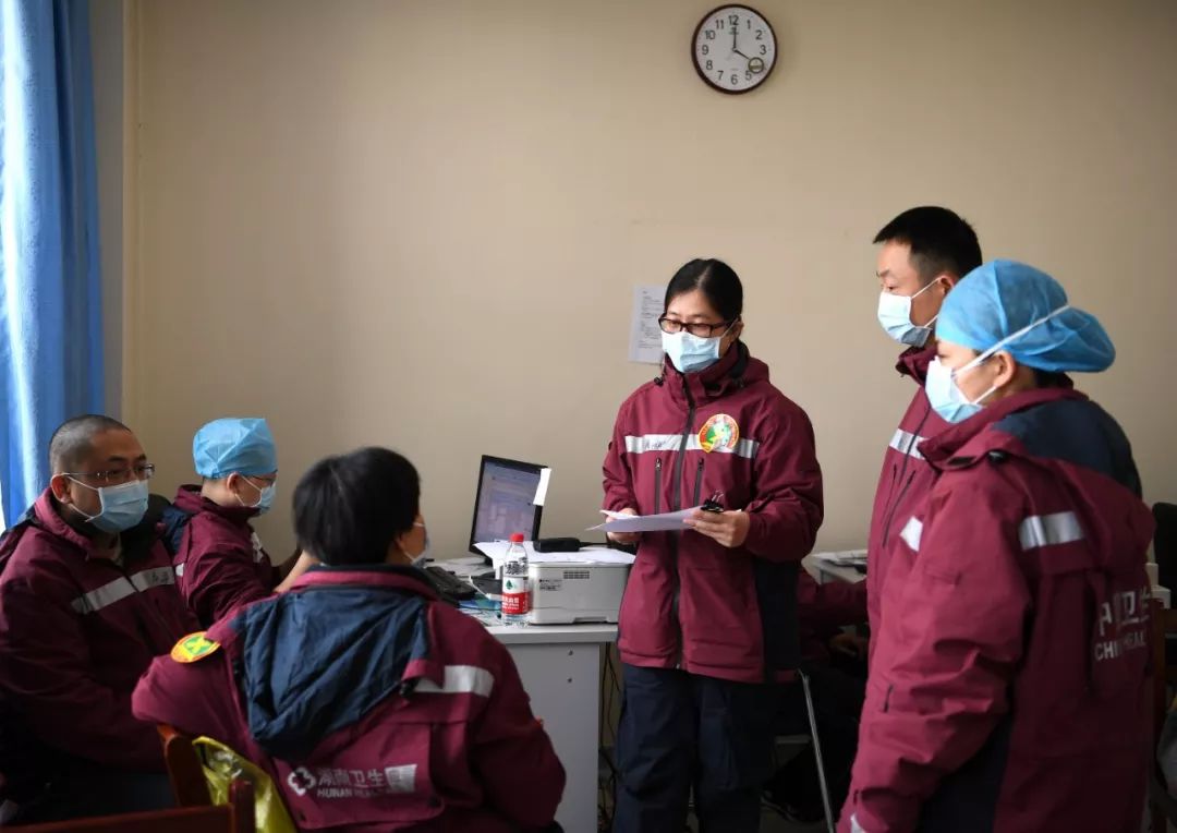 武汉协和医院（西院），湘雅医院的医生们正在商讨患者病情。经济日报记者高兴贵摄