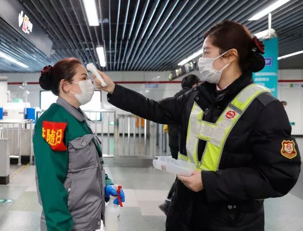  ▲2月10日，上海地铁工作人员为负责保洁消毒的员工测量体温。当日，上海许多企业开始复工。上海地铁实施严格疫情防控措施，确保旅客安全。（新华社）