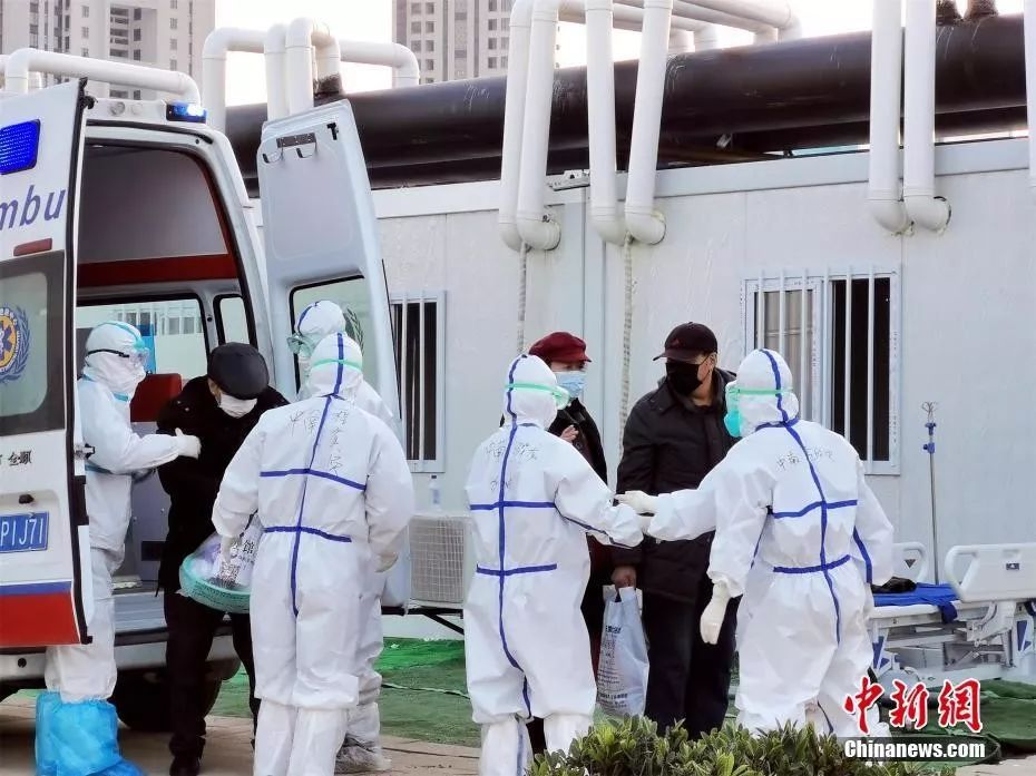 2月12日，武汉雷神山医院接收第三批35位新冠肺炎患者，使该院收治患者总人数达到125人。图为转运患者。中新社发 李晗 摄