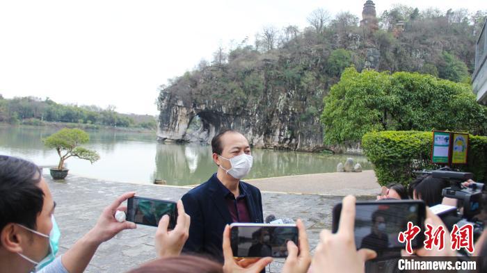 桂林旅游发展总公司党委书记兼总经理李飞影接受媒体采访。　杨宗盛 摄