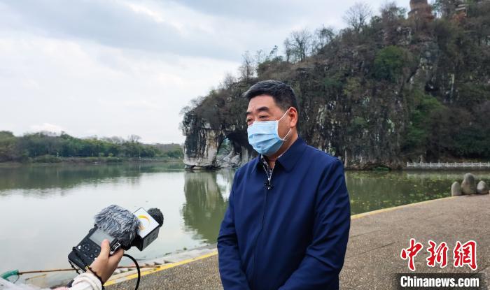 桂林市文化广电和旅游局党组书记罗建章接受媒体记者采访。　杨宗盛　摄