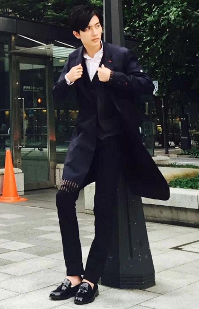 话,其实除了套装西装外,还可以根据自己的喜欢搭配,如果你身高比较高