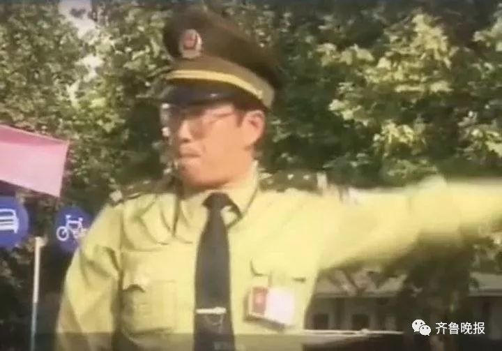 王忠林任职枣庄市交警支队支队长时在街头执勤。(资料片)