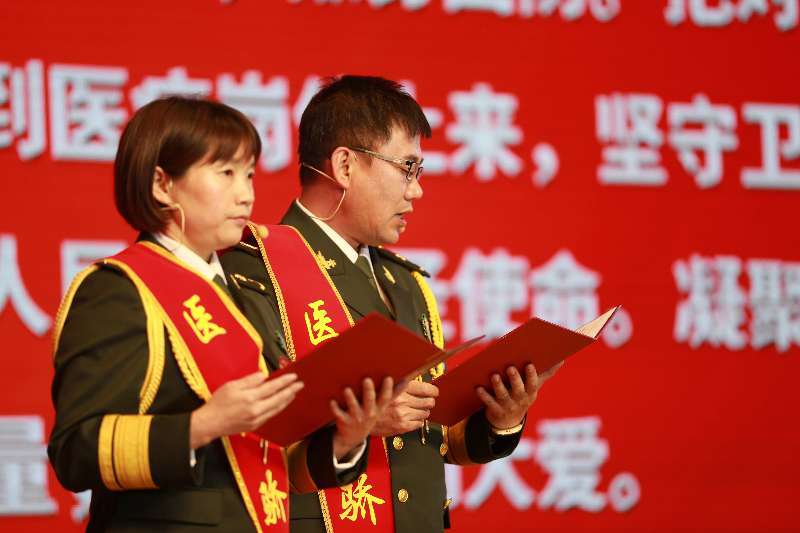 徐朝霞在西部战区总医院急诊科,李福祥在西部战区总医院重症医学科,"