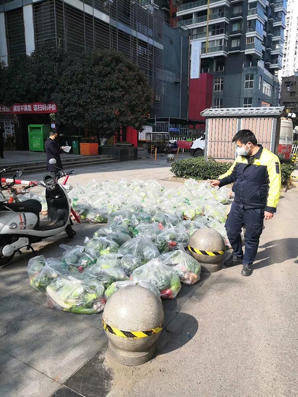 香港路8號小區工作人員幫居民統一代購食物。