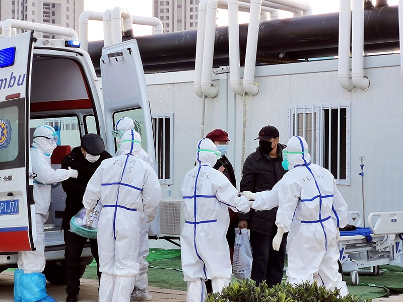 2月12日,新冠肺炎患者被转运到武汉雷神山医院接受治疗(手机拍摄)。 新华社发(高翔 摄)
