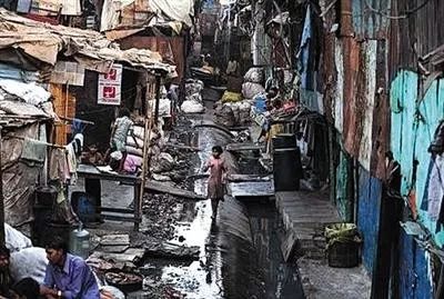 ▲资料图。在印度贫民窟中生活的居民们。图片来自新京报。